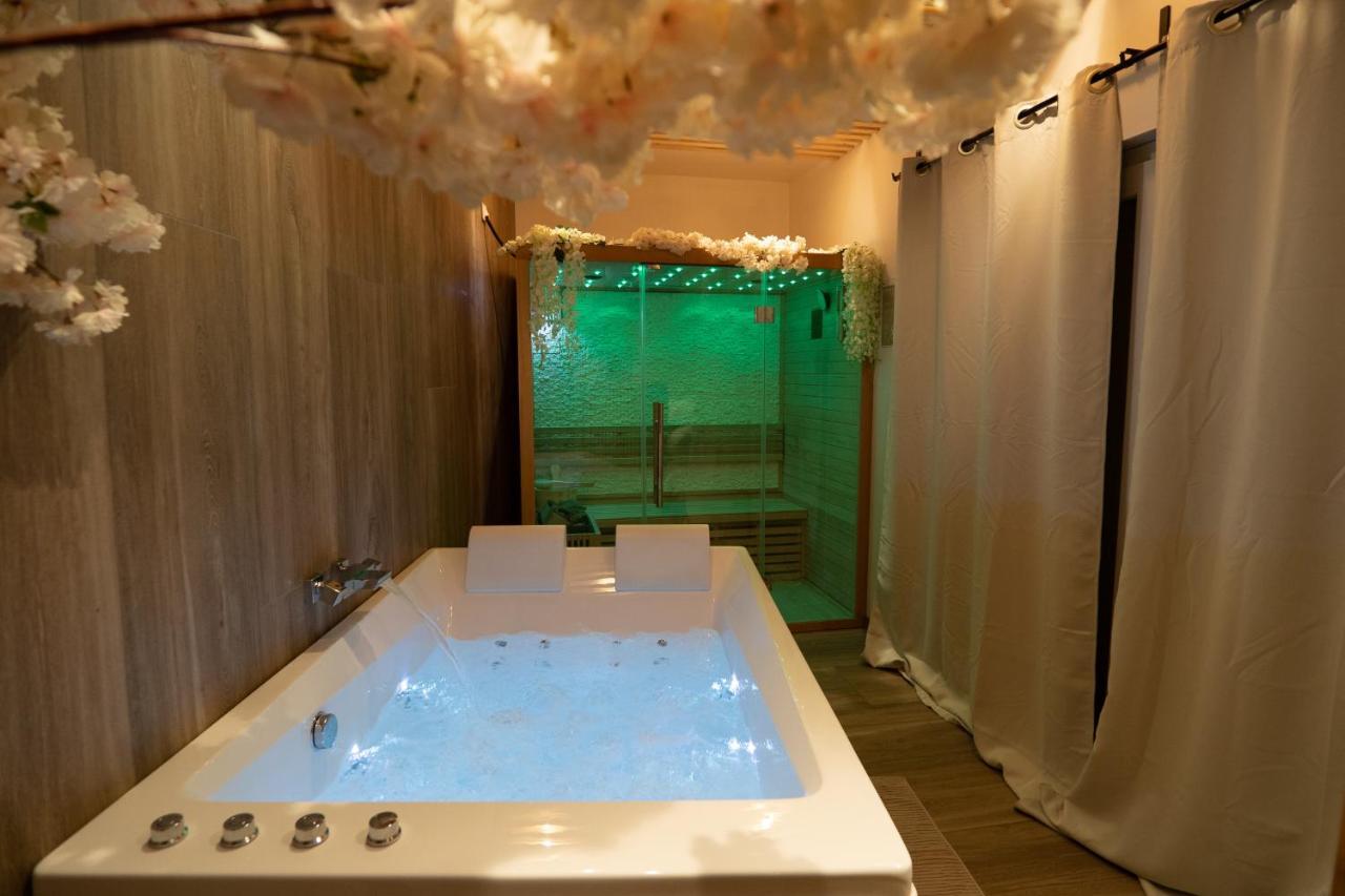 Capsule Thailande I Sauna I Balnéo I Console I jeux en bois I Cinéma I cour intérieure Trith-Saint-Leger Esterno foto