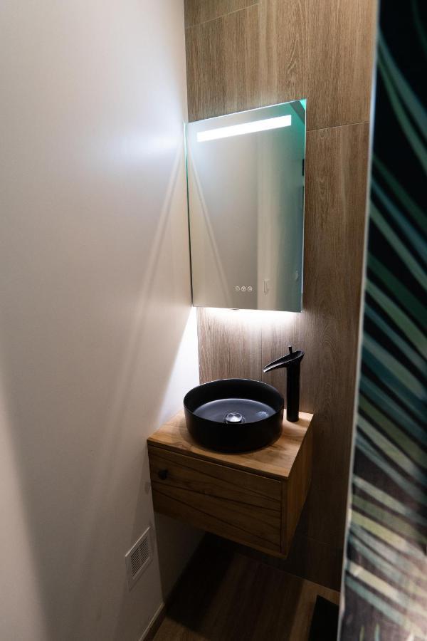 Capsule Thailande I Sauna I Balnéo I Console I jeux en bois I Cinéma I cour intérieure Trith-Saint-Leger Esterno foto